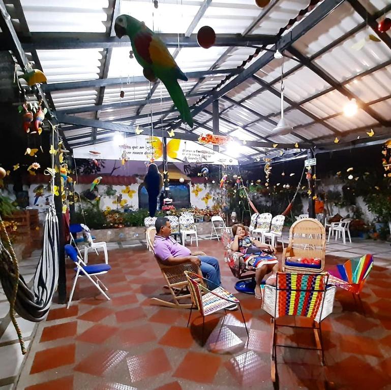eine Gruppe von Personen, die in einem Zimmer auf Stühlen sitzen in der Unterkunft Casa Turística Realismo Mágico in Aracataca
