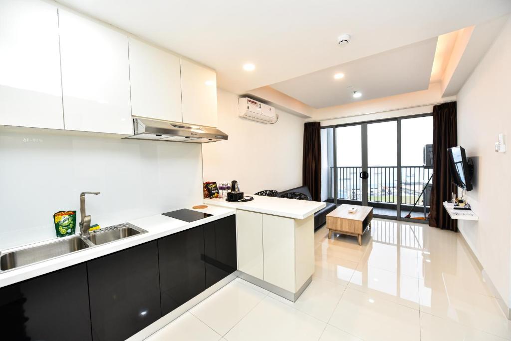 Η κουζίνα ή μικρή κουζίνα στο LOVINA 19-16 at Harbour Bay Residences