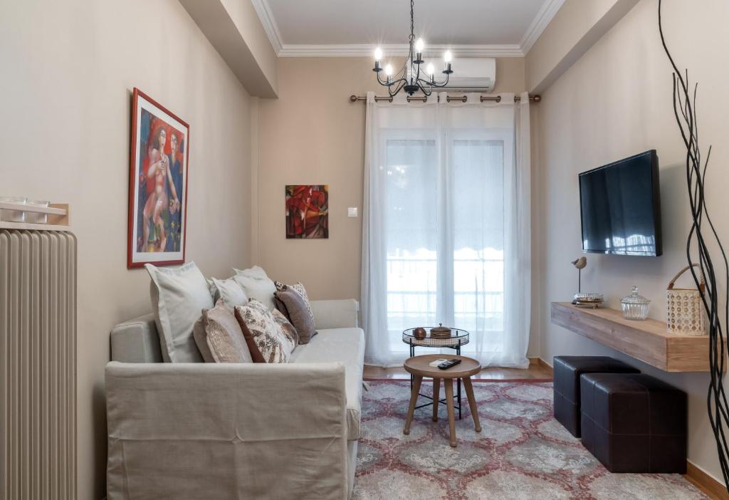 een woonkamer met een bank en een tv bij Absolute Athens XI in Athene