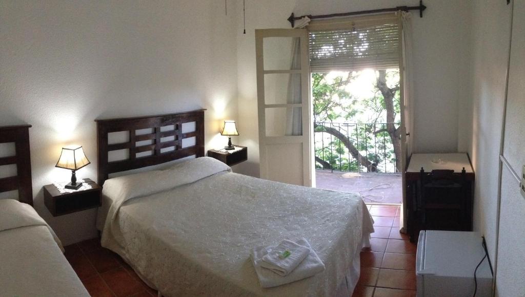 um quarto com uma cama e uma porta para um pátio em Hotel Colonial em Maldonado