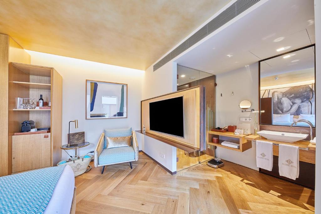 TV a/nebo společenská místnost v ubytování Sa Creu Nova Petit Palais Art & Spa
