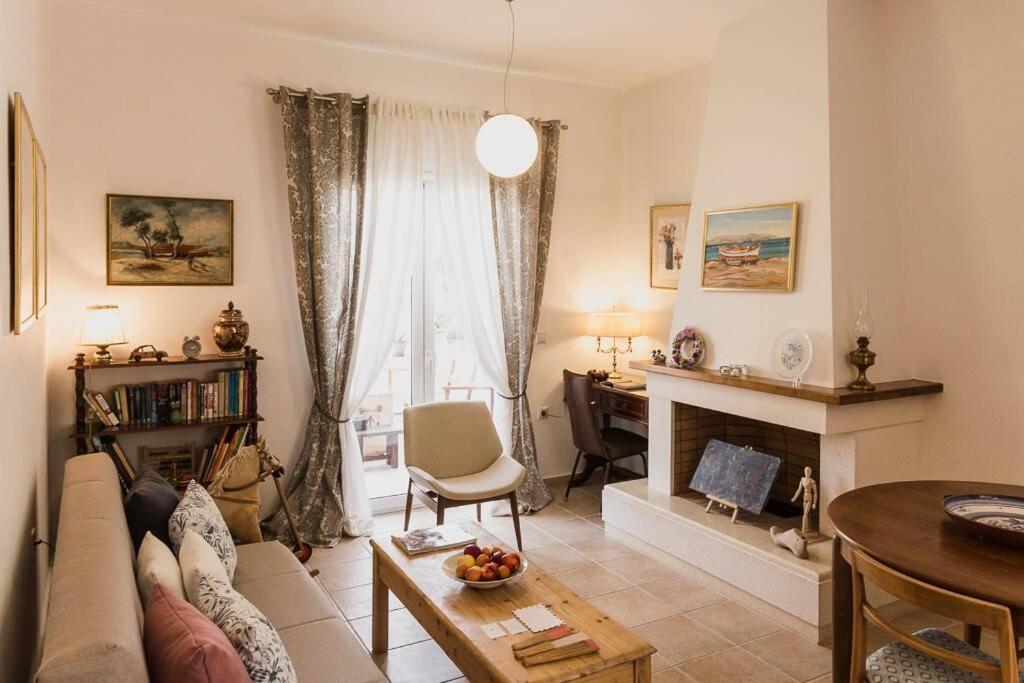 un soggiorno con divano e camino di Estia House Cozy-Comfortable Apartment a Benitses