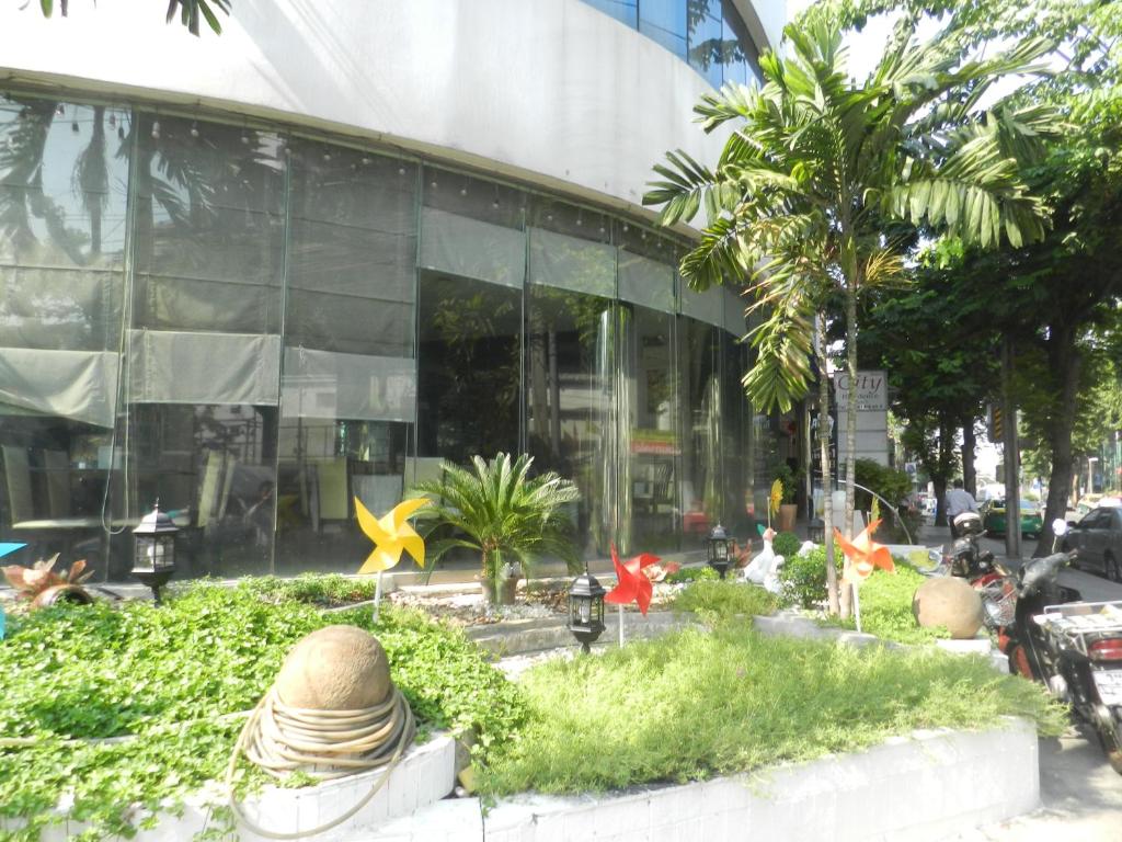 um edifício com um monte de plantas na frente dele em City Residence Rama 6 em Bangkok