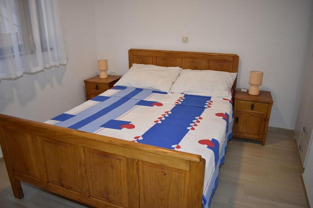 Łóżko lub łóżka w pokoju w obiekcie Apartments Šime Soline