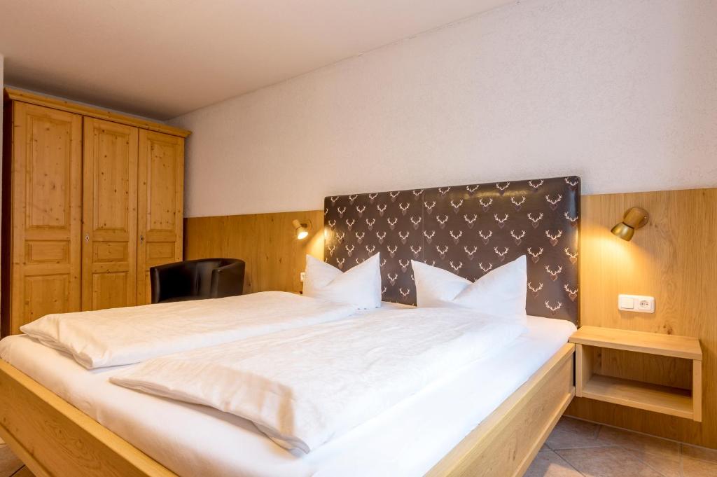 Postel nebo postele na pokoji v ubytování Landhaus Almrausch