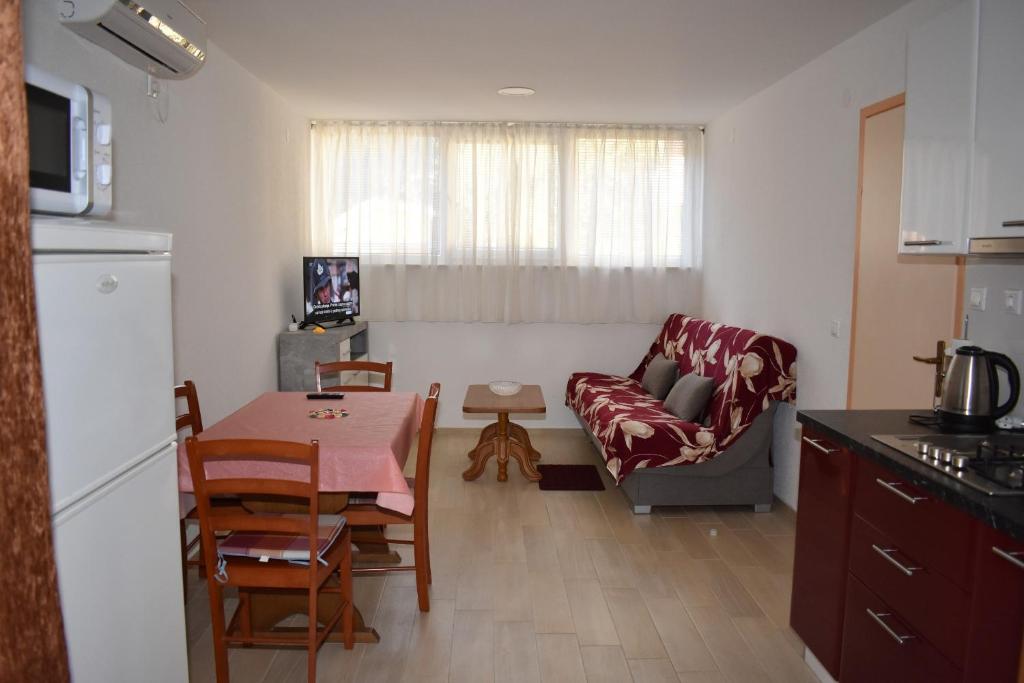 Kuchnia lub aneks kuchenny w obiekcie Apartments Šime Soline