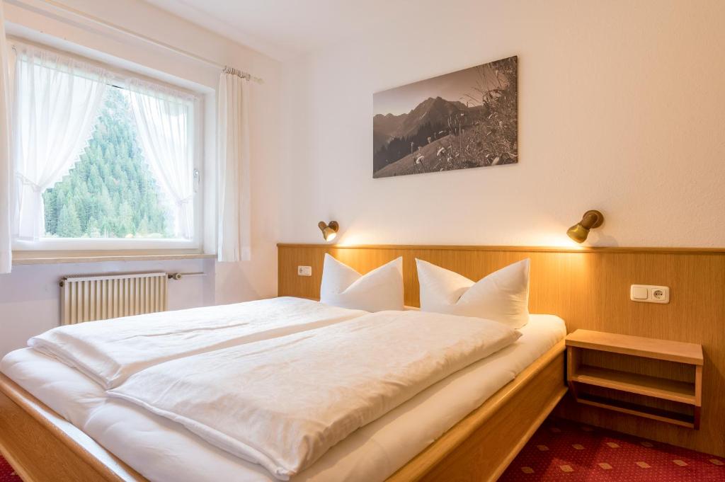 Postel nebo postele na pokoji v ubytování Landhaus Almrausch