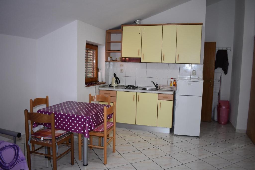 Kuchnia lub aneks kuchenny w obiekcie Apartments Šime Soline