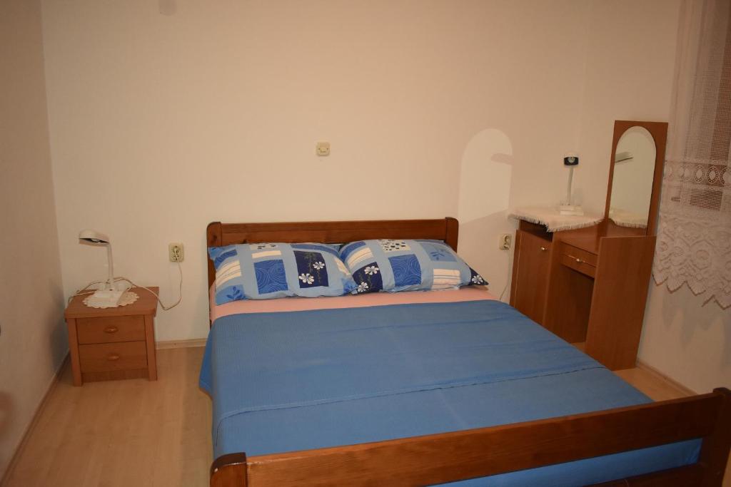 Łóżko lub łóżka w pokoju w obiekcie Apartments Šime Soline