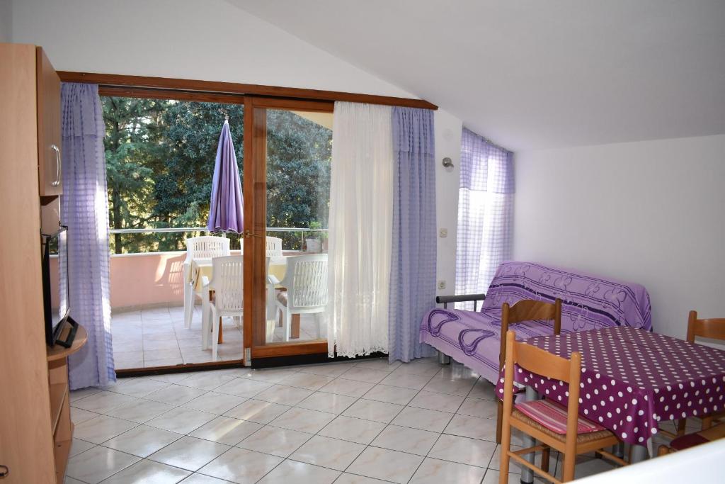 salon ze stołem i balkonem w obiekcie Apartments Šime Soline w Biogradzie na Moru