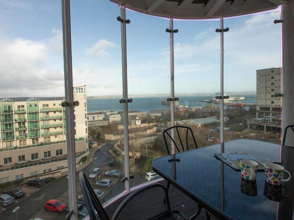 Un balcón con una mesa y vista a una ciudad. en Panoramic View, en Portland