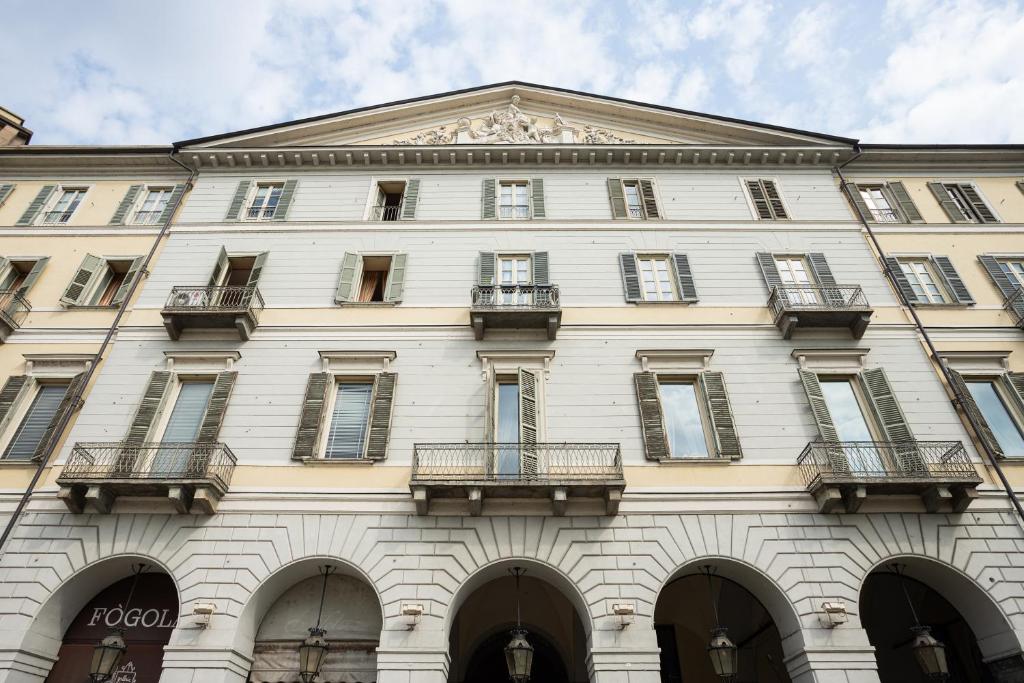 ein großes weißes Gebäude mit Fenstern und Balkonen in der Unterkunft Dynasty Suites Downtown Apartments in Turin