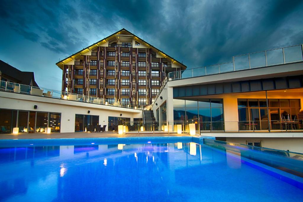 una gran piscina frente a un edificio en F&B Spa Resort (ex. Fomich Hotel) en Bukovel