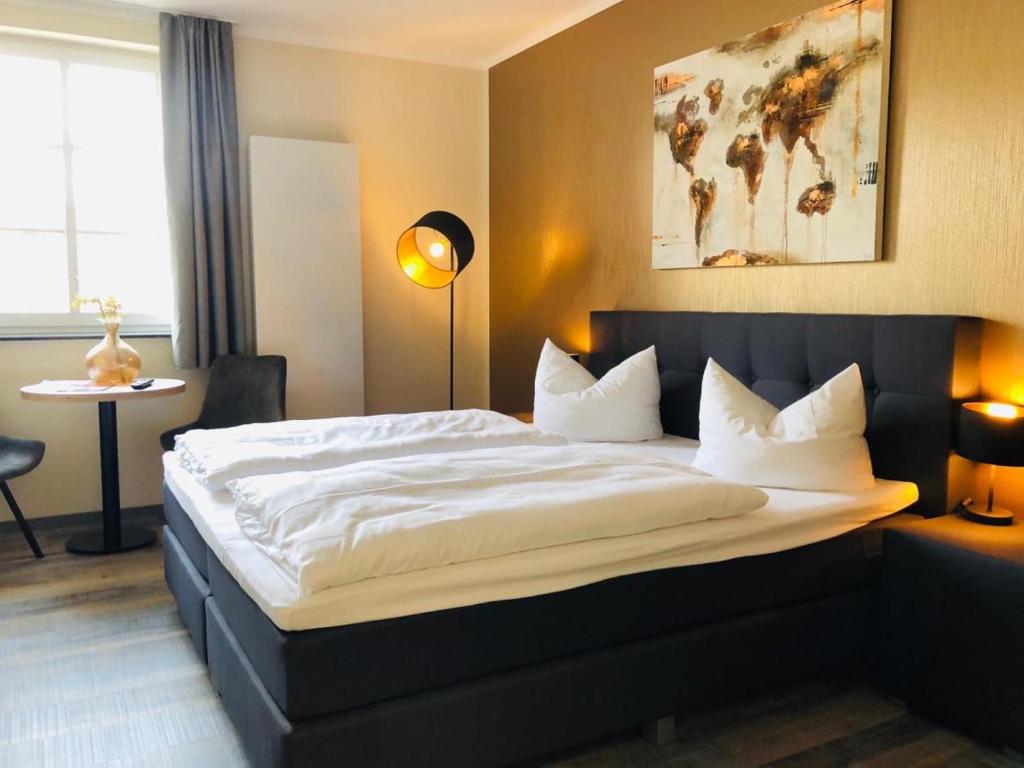 een slaapkamer met een groot bed in een kamer bij Hostel & Pension Alte Brauerei in Eisenach