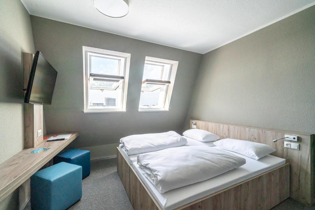 Postel nebo postele na pokoji v ubytování WIROtel Warnemünde