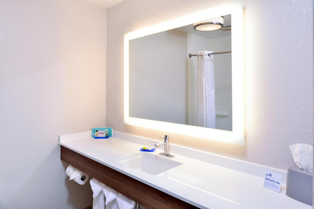 Holiday Inn Express Hotel & Suites Arcata/Eureka-Airport Area, an IHG Hotel - Rey Suite