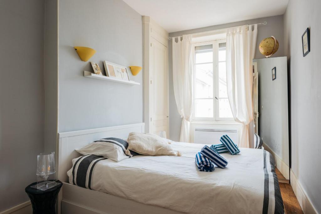 um quarto com uma cama com almofadas azuis em DIFY Universités - Bord du Rhône em Lyon
