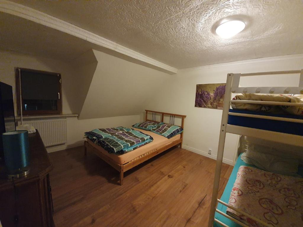 Poschodová posteľ alebo postele v izbe v ubytovaní Dachgeschosswohnung in Neumünster 2 Zimmer