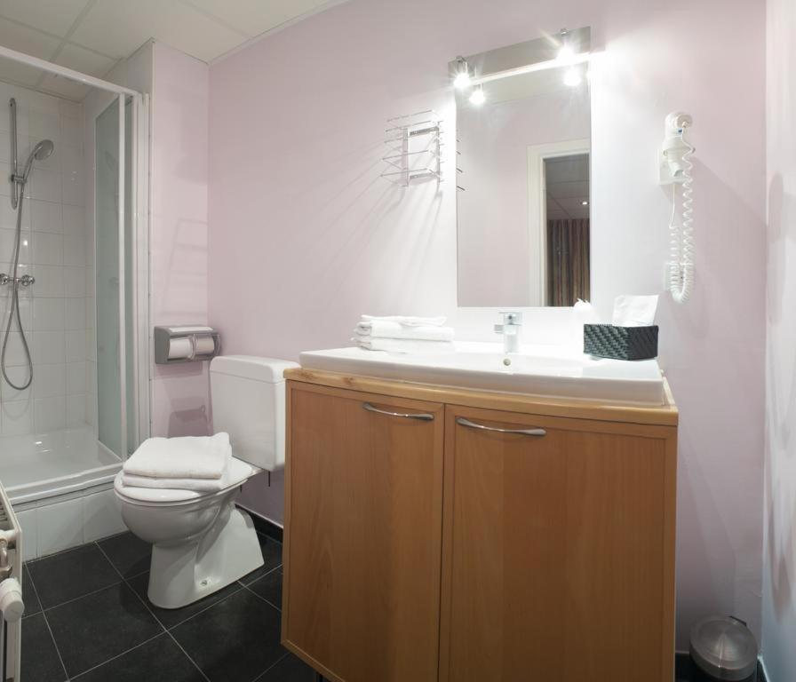 Koupelna v ubytování Alpha Hotel
