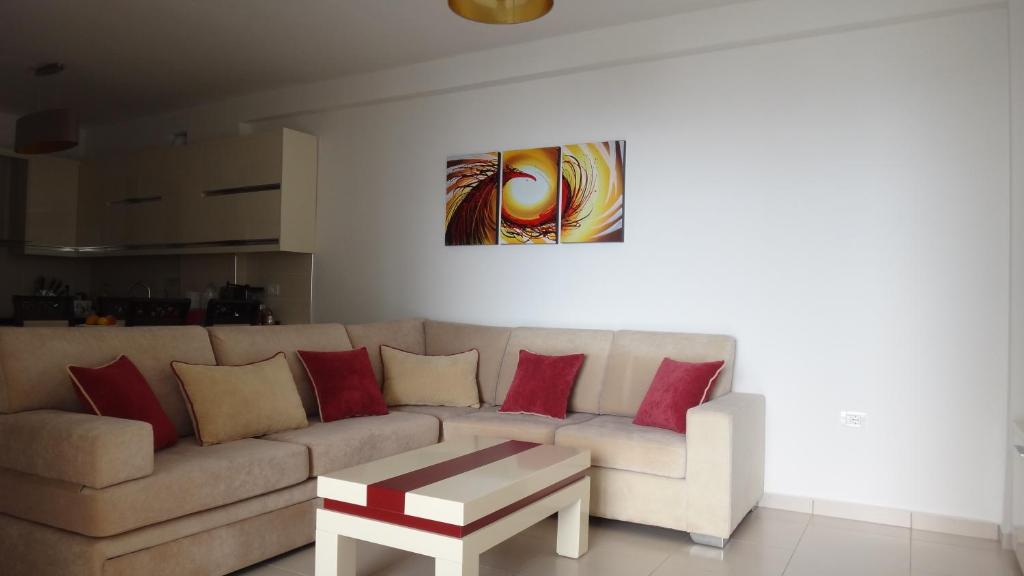 - un salon avec un canapé et une table dans l'établissement Apartments in White Residence, à Saranda