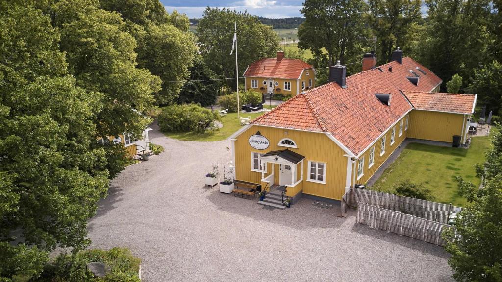 an overhead view of a yellow house with a driveway at Malmgårdens vandrarhem B&B in Strängnäs