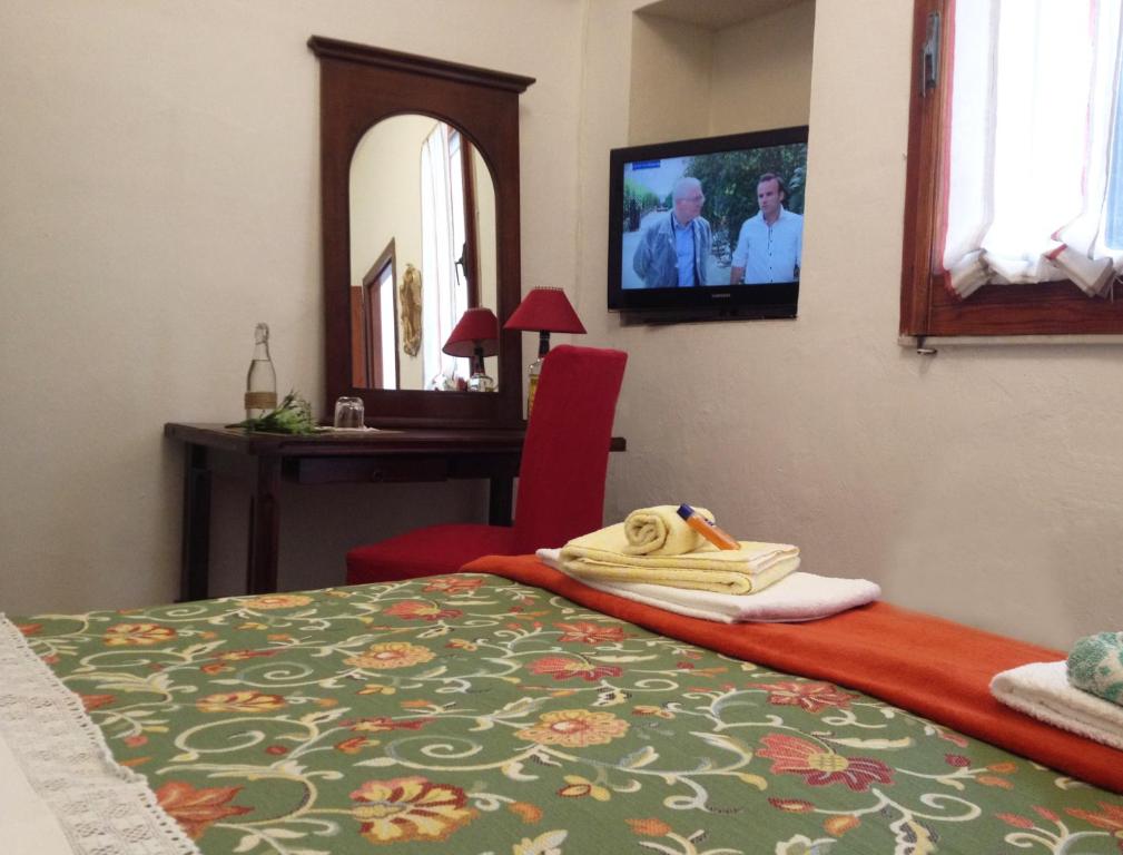 Televízia a/alebo spoločenská miestnosť v ubytovaní Le Spezie dei Florio Vucciria Wifi free
