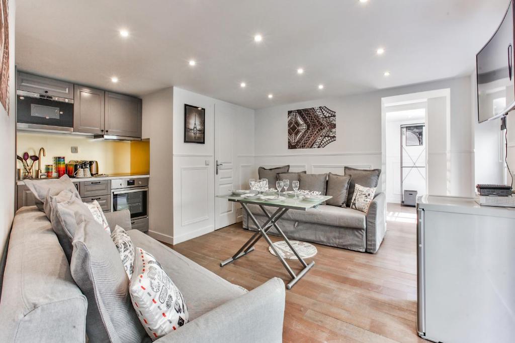 un salon avec un canapé et une table dans l'établissement 40-Flat Paris Eiffel, à Paris