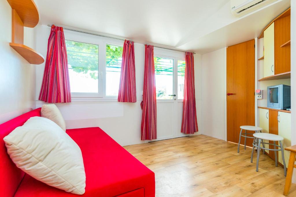 Televisyen dan/atau pusat hiburan di Holiday Home Garden