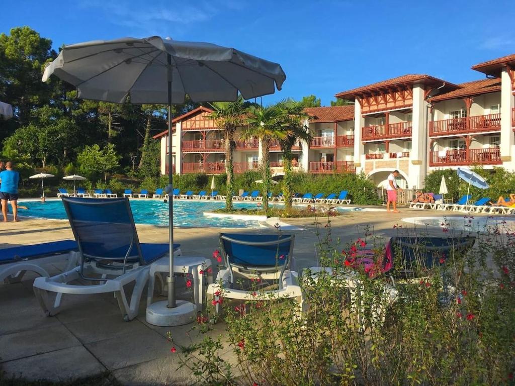 Bazén v ubytování Résidence de vacances Domaine de Gascogne,grand appt 6 personnes 42m2 nebo v jeho okolí