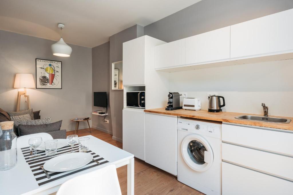 un apartamento con cocina con lavadora y secadora en DIFY Seguin - Confluence / Perrache, en Lyon