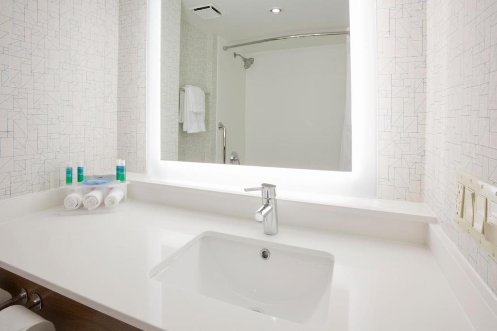 Holiday Inn Express Roseville-St. Paul, an IHG Hotel - Room King Con Rollo En La Ducha - Audición Accesible/no Fumar