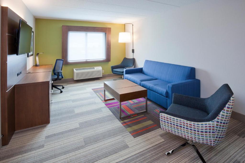 Holiday Inn Express Roseville-St. Paul, an IHG Hotel - Rey Suite