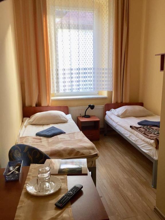 Posteľ alebo postele v izbe v ubytovaní OWR Relax - Hostel położony blisko atrakcji turystycznych