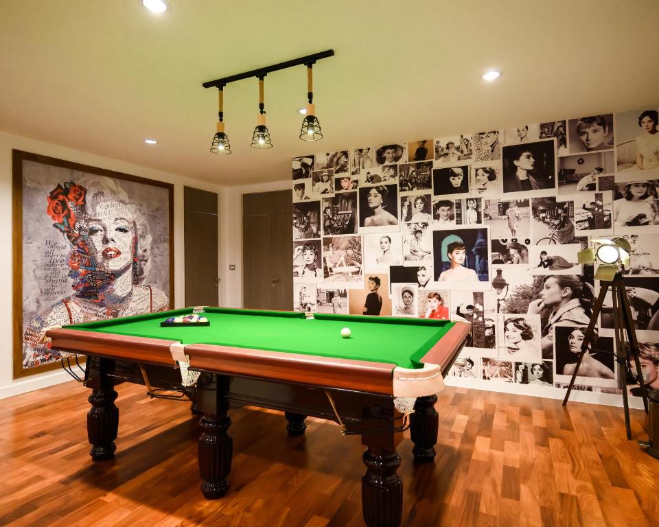 Biliár nebo kulečník v ubytování Benviar Tonson Residence