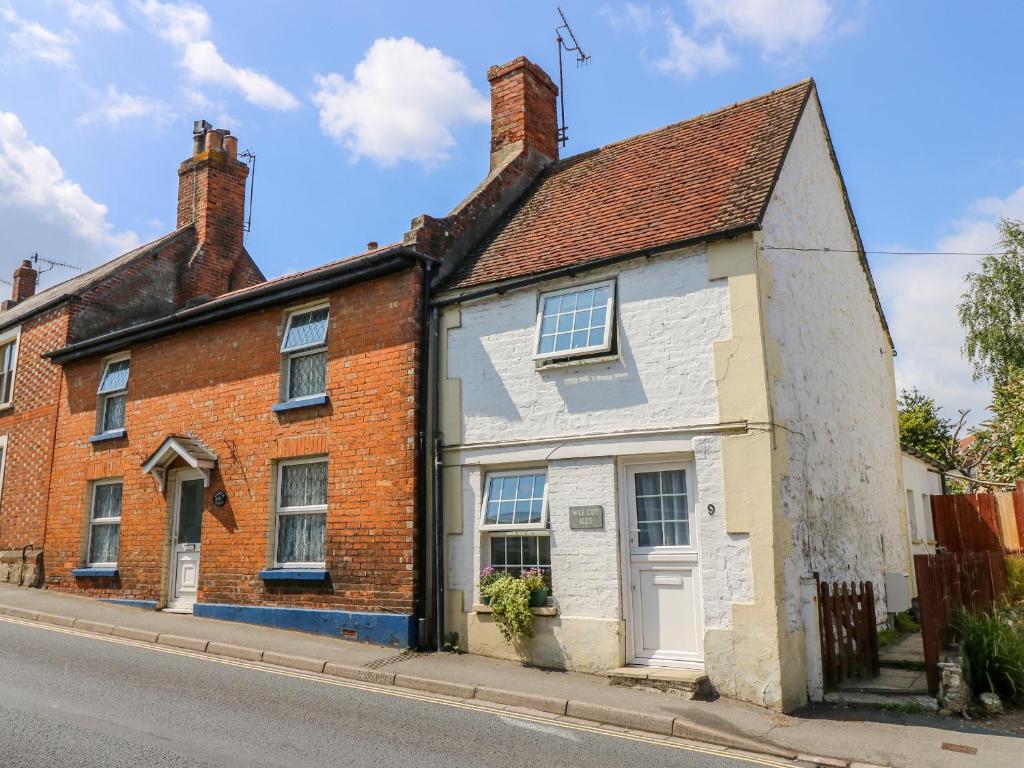 an old brick house on the side of a street at Wee Cot in Sandown