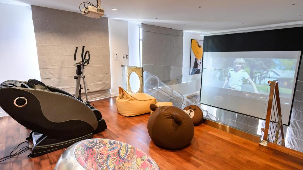 TV a/nebo společenská místnost v ubytování Benviar Tonson Residence