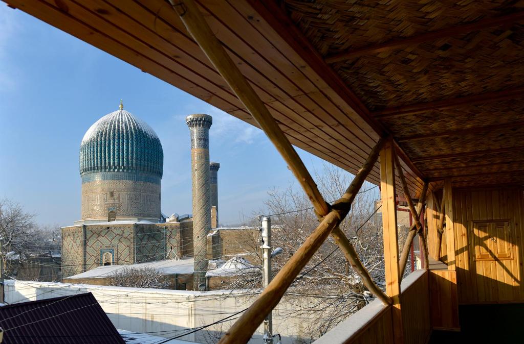 una vista de una mezquita desde el techo de un edificio en B&B Emir, en Samarkand