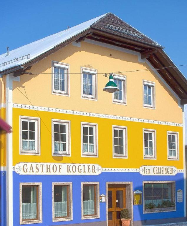 un edificio colorato con scritto sull'attore Kotler di Gasthof Kogler-Greisinger a Frankenmarkt