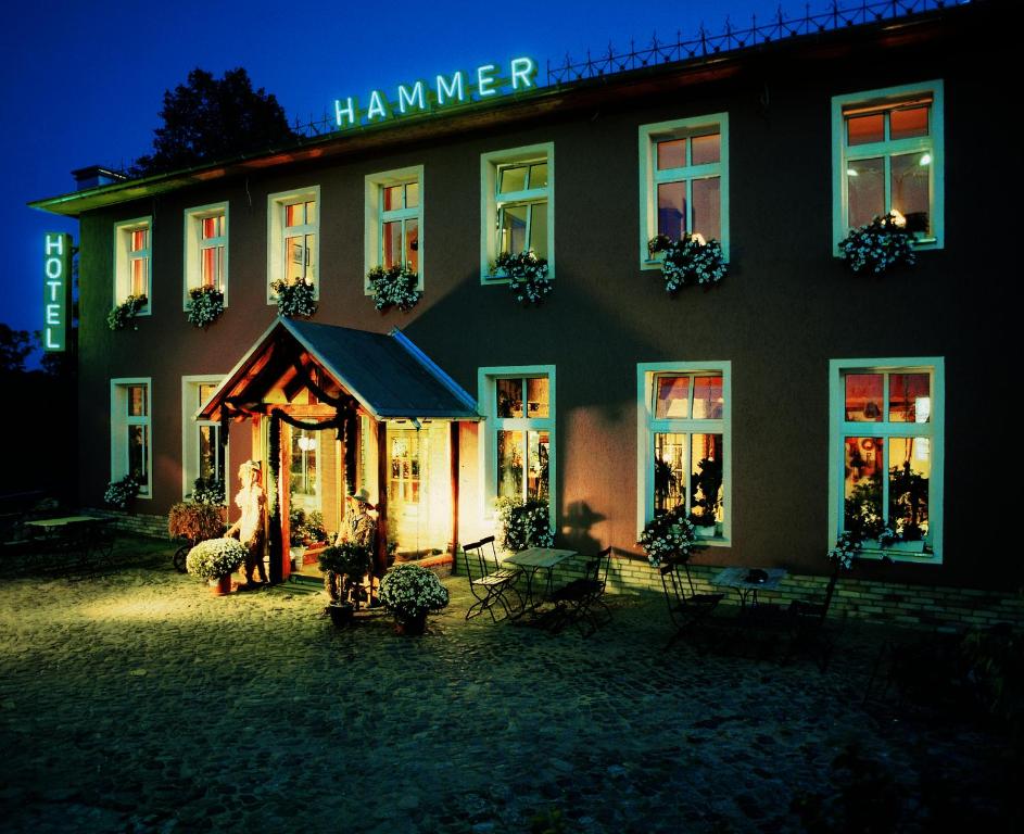 um edifício com um sinal que diz Hamenser em Hammers Landhotel GmbH em Teltow