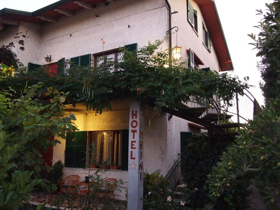 un bâtiment avec un panneau devant lui dans l'établissement Casa Cambini, à Marina di Massa