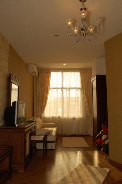 TV a/nebo společenská místnost v ubytování Acapulco Hotel
