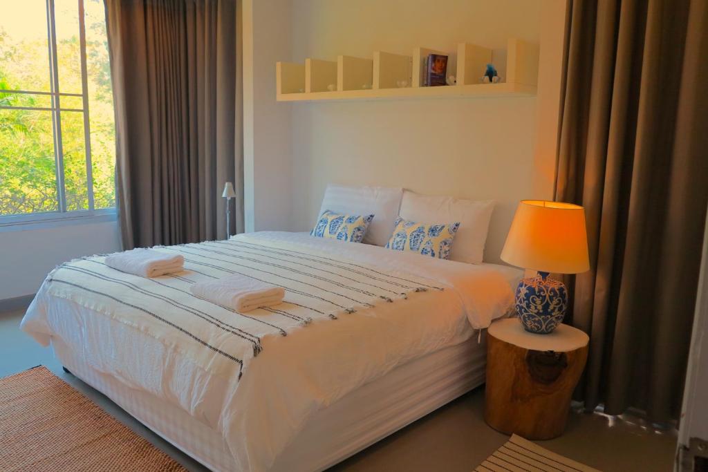 Postel nebo postele na pokoji v ubytování Natural Villas -Front Samet Beach house with Pool