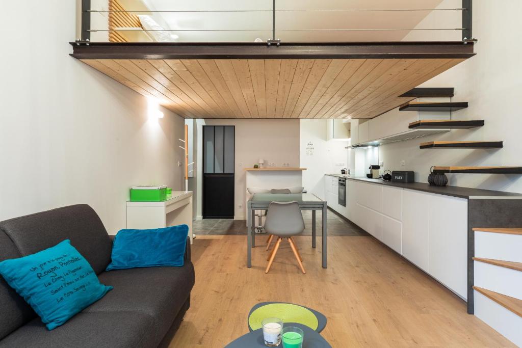 un salon avec un canapé et une table dans l'établissement DIFY D'Aguesseau - Quai du Rhône, à Lyon