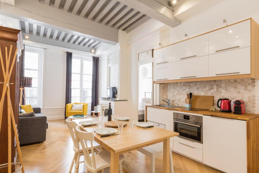 cocina y sala de estar con mesa de madera en DIFY Lovely - Cordeliers, en Lyon