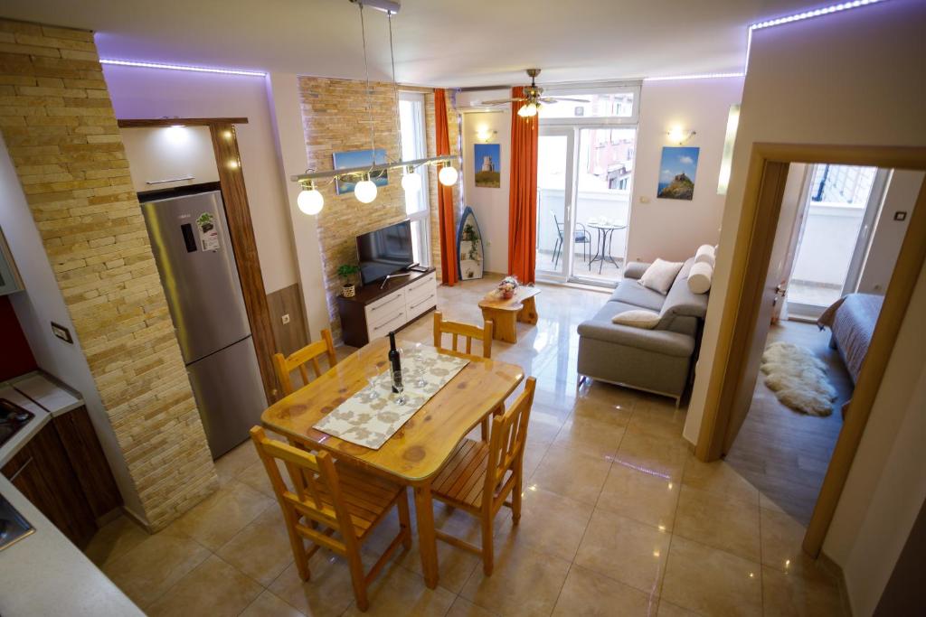 a kitchen and living room with a table and chairs at Apartment Centrum in Zadar