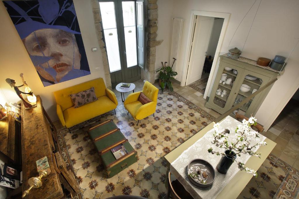 an overhead view of a living room with yellow furniture at Nicotera Apartment in Noto