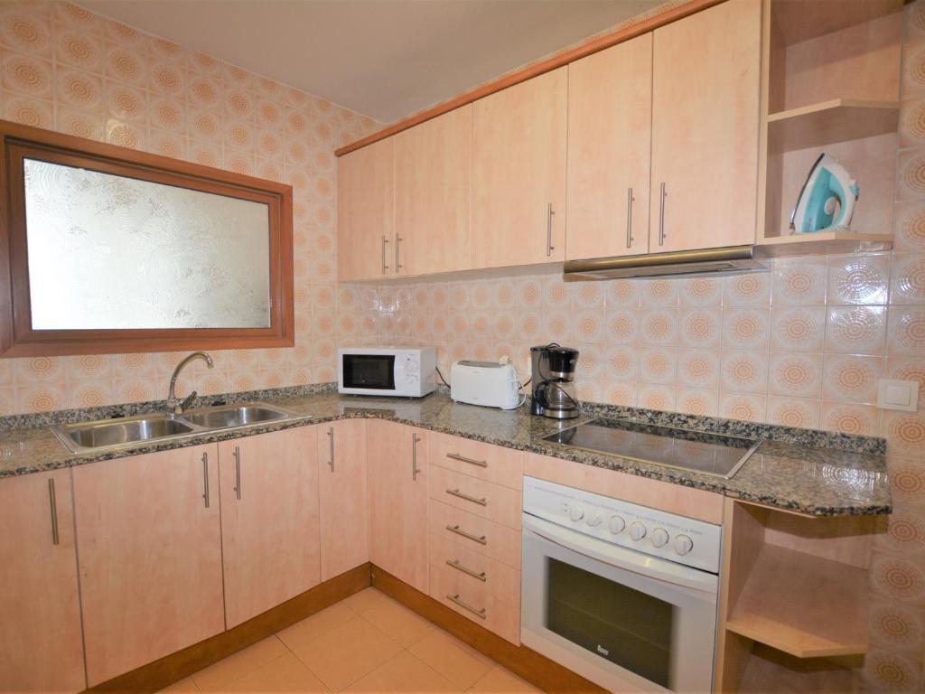 A kitchen or kitchenette at Leonor 2º 2ª