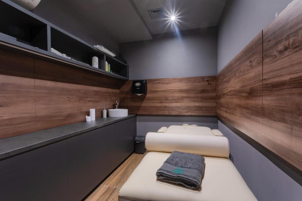 Postel nebo postele na pokoji v ubytování Kalman SPA&GYM