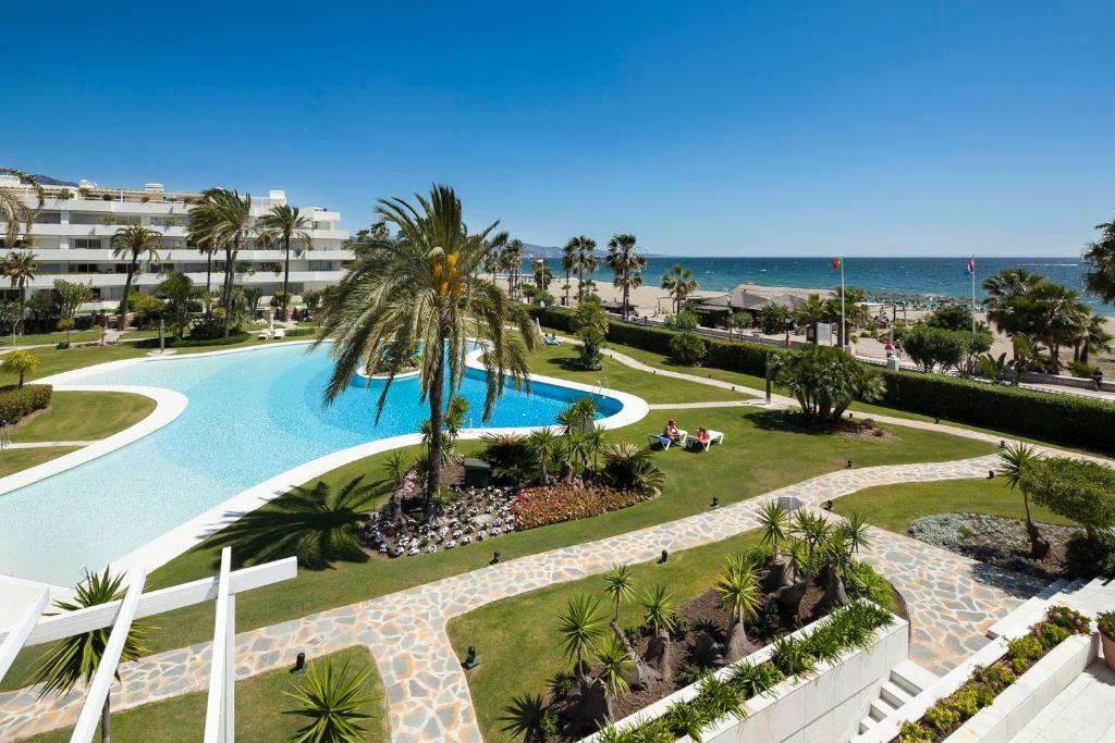 una vista aérea de un complejo con piscina y océano en Los Granados I, Puerto Banus, Marbella, en Marbella