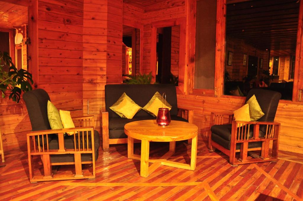 Istumisnurk majutusasutuses The Chalets Naldehra